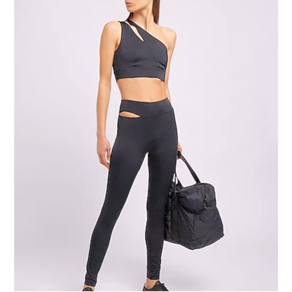 Modern cut out design High-Waisted Leggings in black women’s size M like new